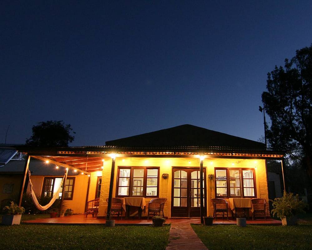 El Rancho Iberá iluminado con las luces nocturnas