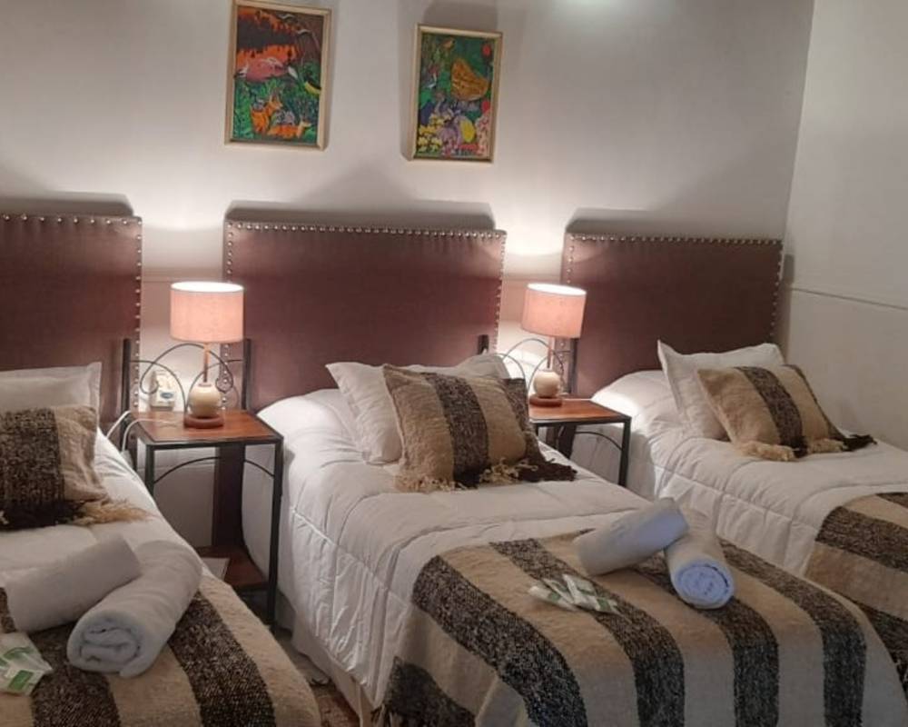 habitación con tres camas