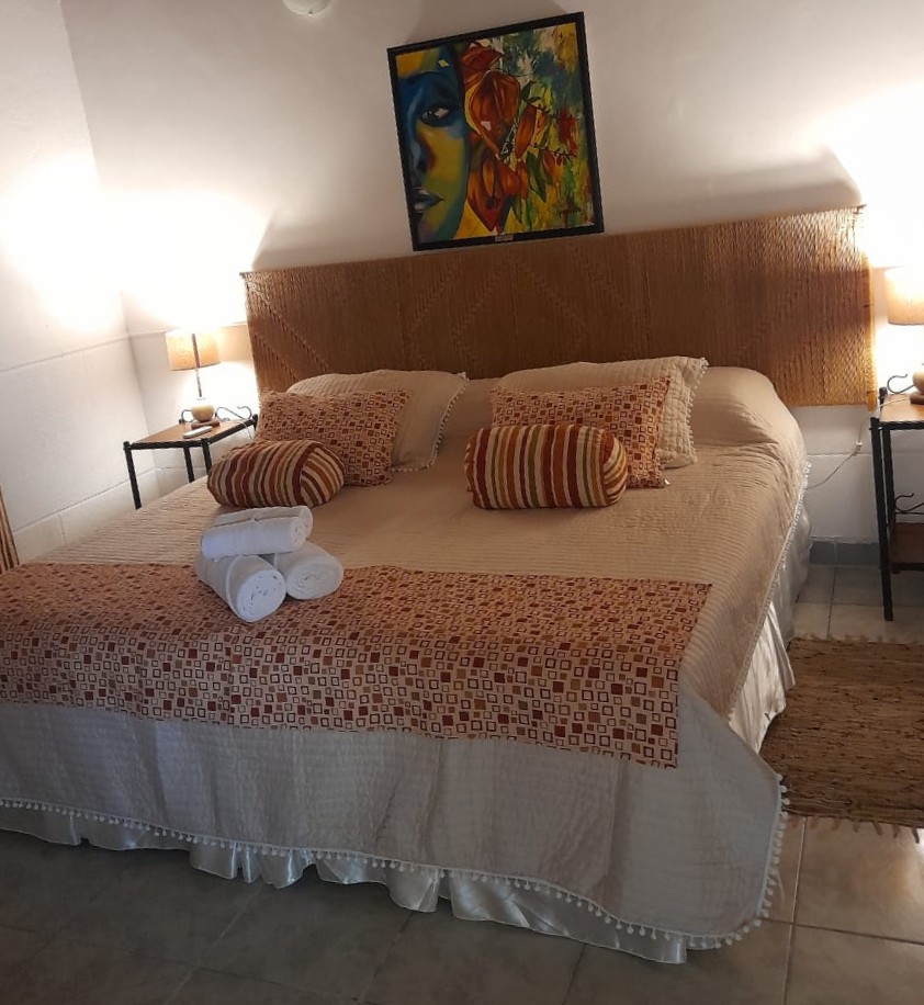 Cama matrimonial en la habitación